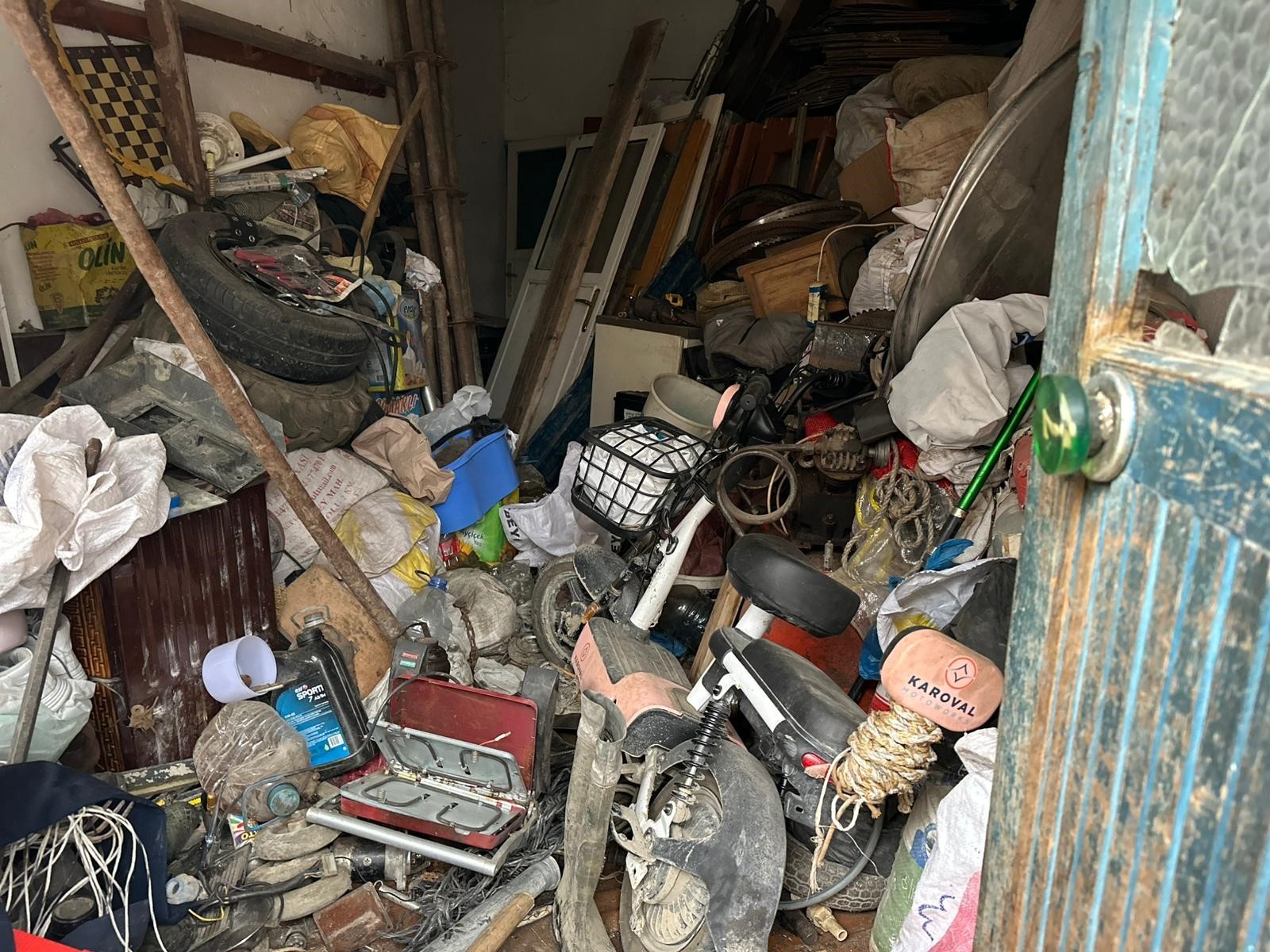 Evinden Atiklar Cikarilan Kisi Feci Sekilde Yasamini Yitirdi (1)