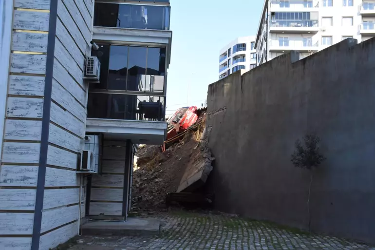 Izmirde Istinat Duvari Coktu Bina Ve Araclar Hasar Gordu (2)