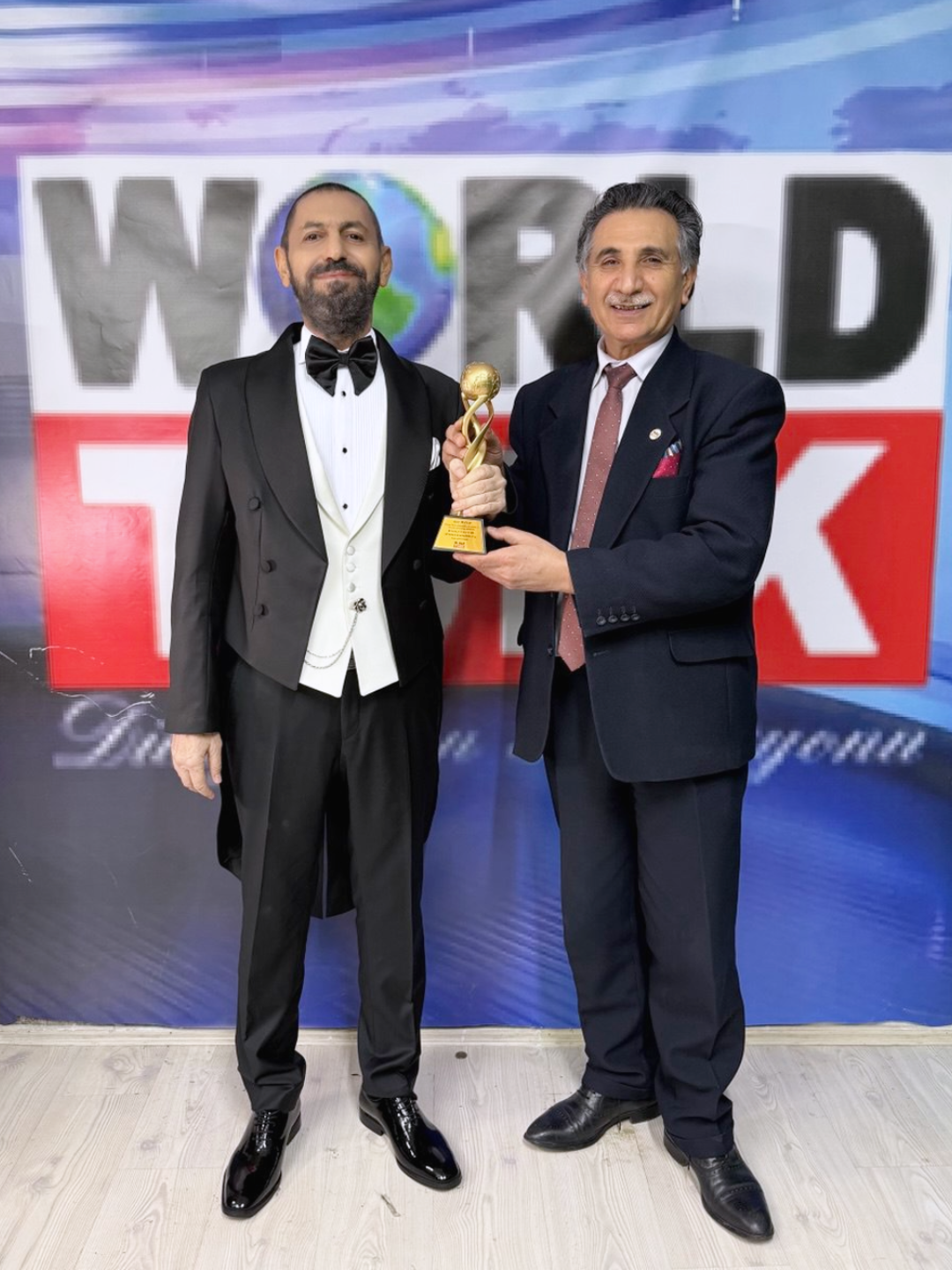 Akif Manaf Kuresel Baris Odulune Layik Goruldu (2)