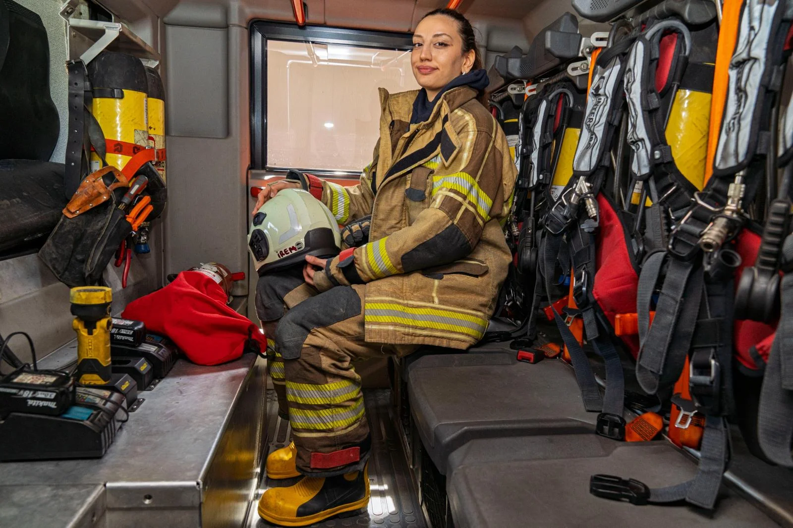 Alevlere Meydan Okuyan Kadin Cocukluk Hayalini Itfaiyeci Olarak Gerceklestirdii (1)