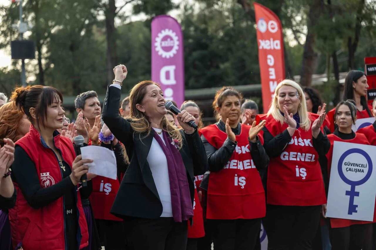 Bornovada 8 Martta Dayanisma Mesaji Kirmizi Kapinin Anahtarlari Kadinlarda (2)