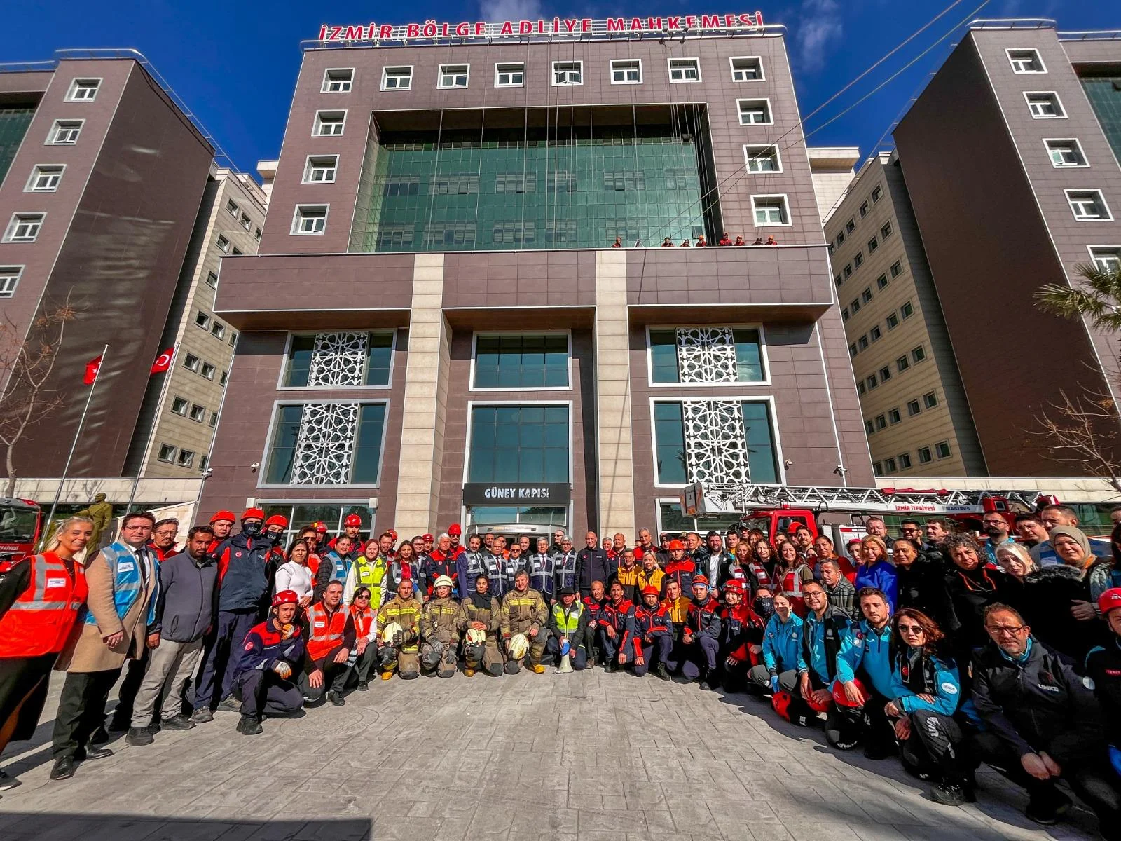Izmir Bolge Adliyesinde Bomba Tatbikati (1)