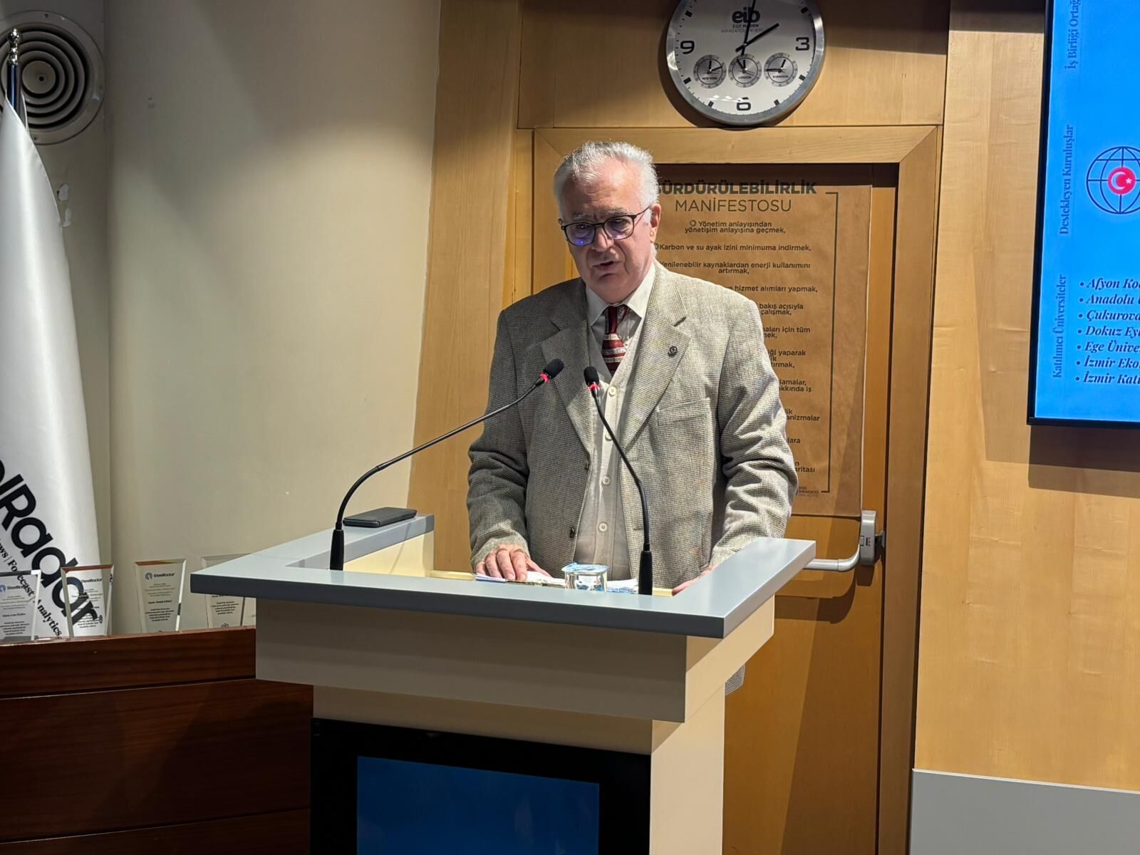 Izmirde Deneyimden Gelecege Paneli Yogun Katilim Ile Gerceklesti (1)