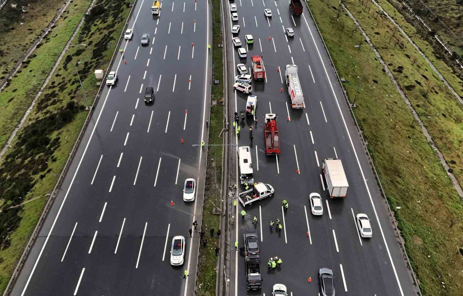 Kuzey Marmara Otoyolunda Polis Servisi Kaza Yapti 4U Agir 30 Kisi Yarali