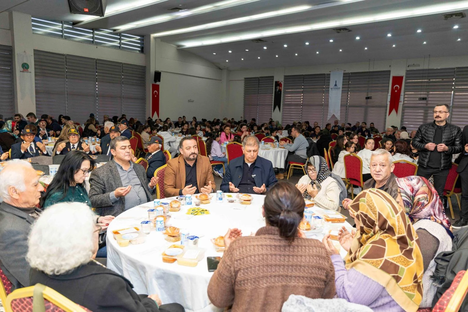 Tugay Odemiste Iftar Sofrasinda Konustu Sadece Dua Yetmez Cok Calismaliyiz (2)