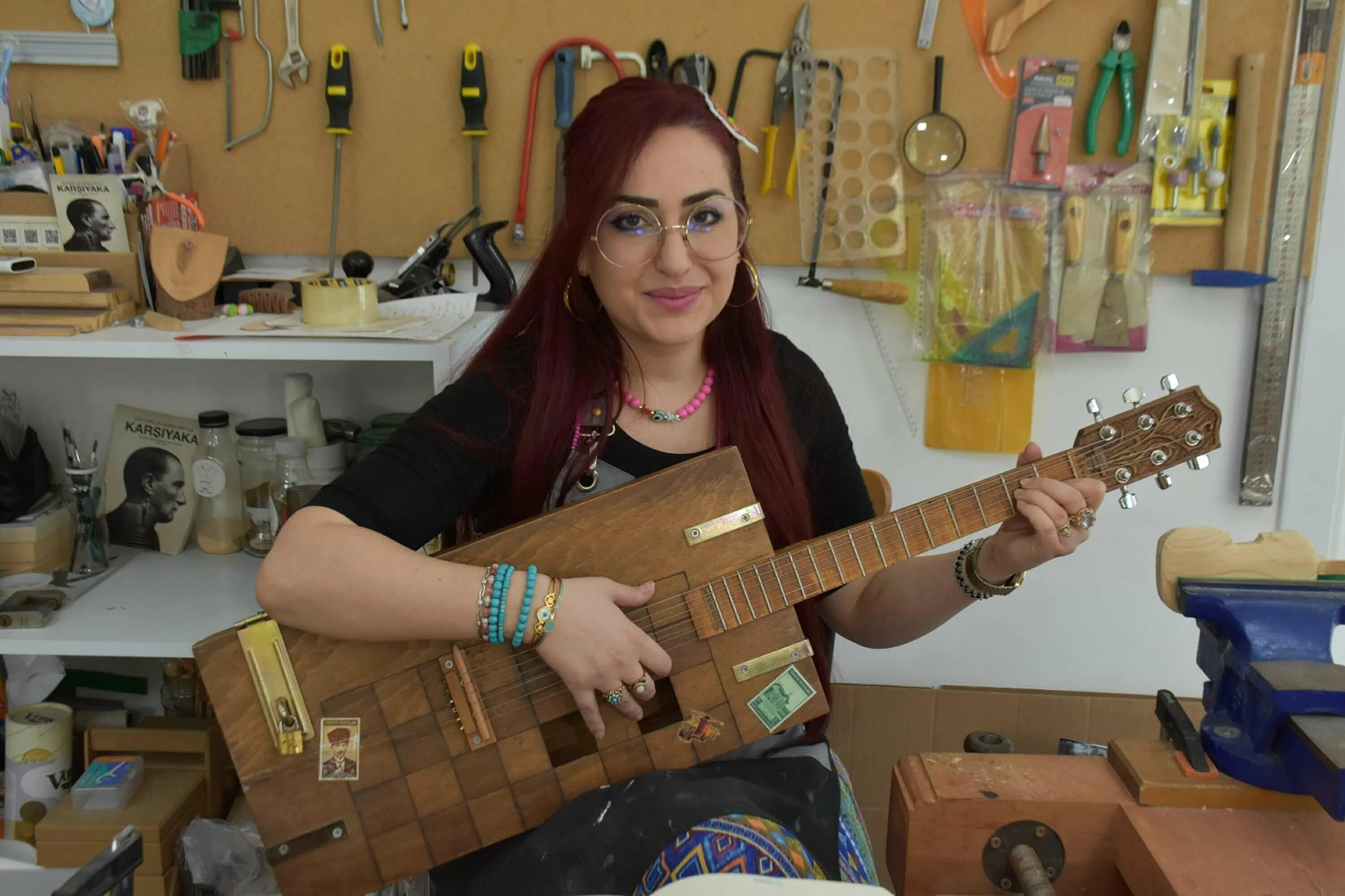 Turkiyenin Ilk Diplomali Kadin Kanun Ustasi Izmirde Uretmeye Devam Ediyor (1)