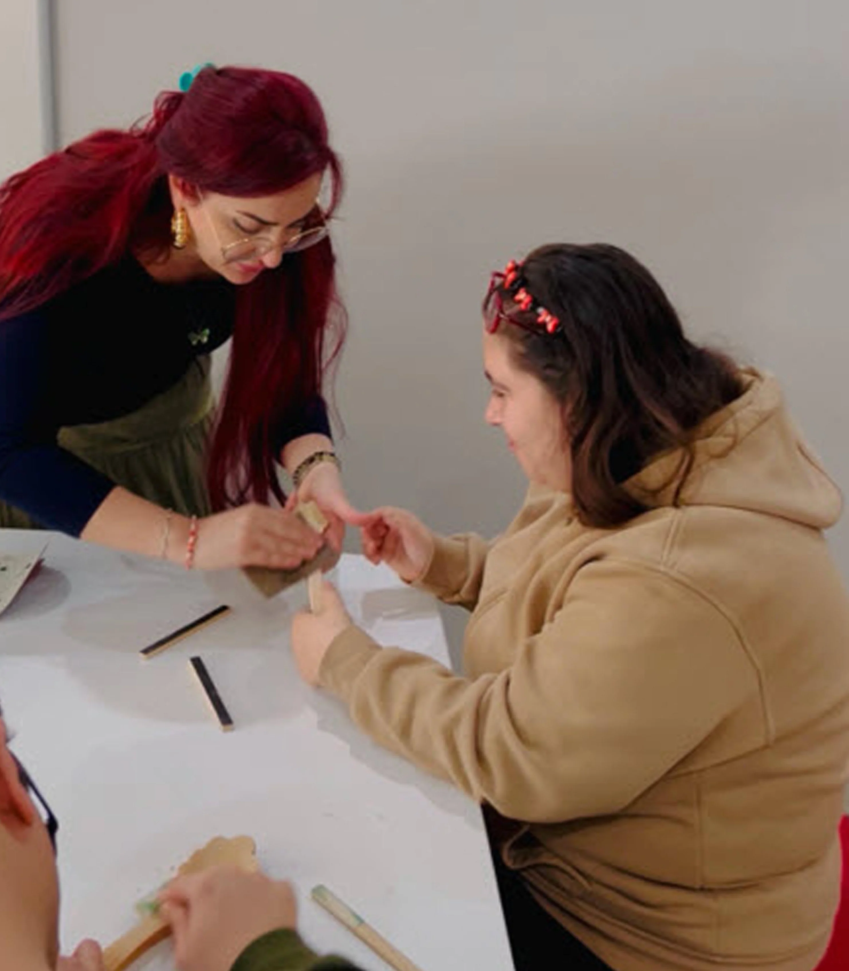 Turkiyenin Ilk Diplomali Kadin Kanun Ustasi Izmirde Uretmeye Devam Ediyor (2)