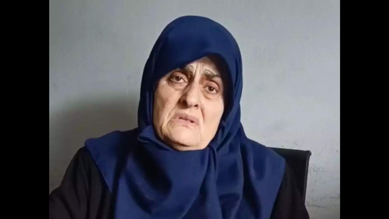 68 Yasindaki Kadin Esini Oldurup Satirla Parcalara Ayirdi (1)