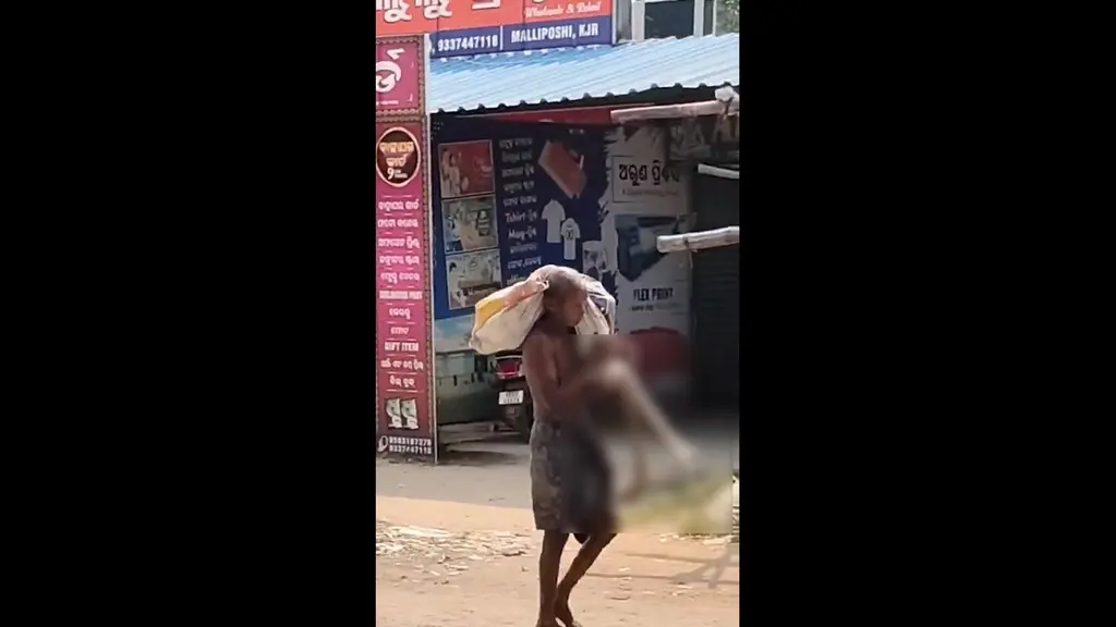 Hindistanda Olen Kardesini Mezardan Cikarip Bankaya Goturdu Sokak Ortasinda Akilalmaz Gor-1