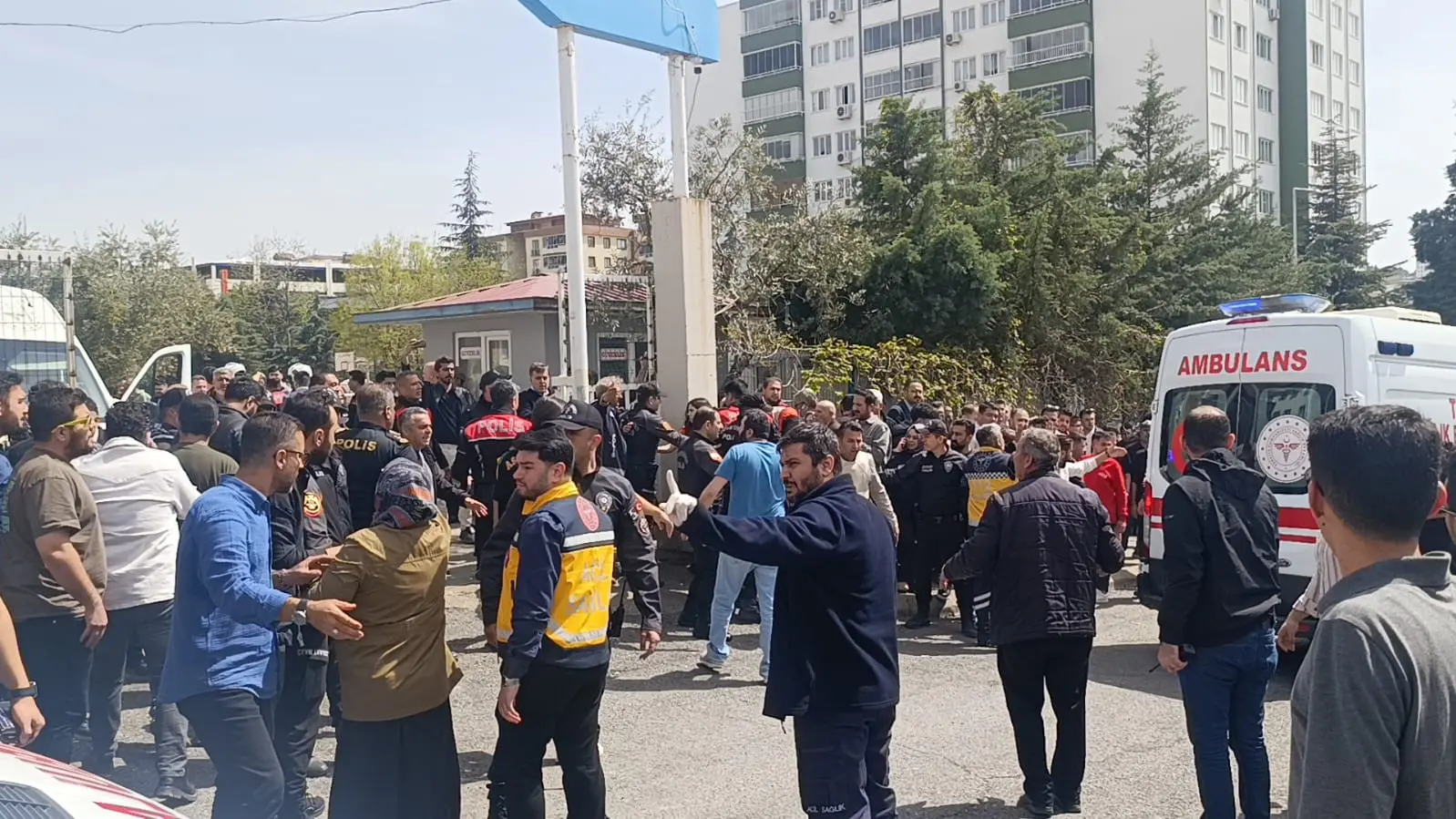 Kahramanmarasta Ortaokula Silahli Saldiri Bakan Tekin Ve Ciftci Olay Yerine Gidiyor