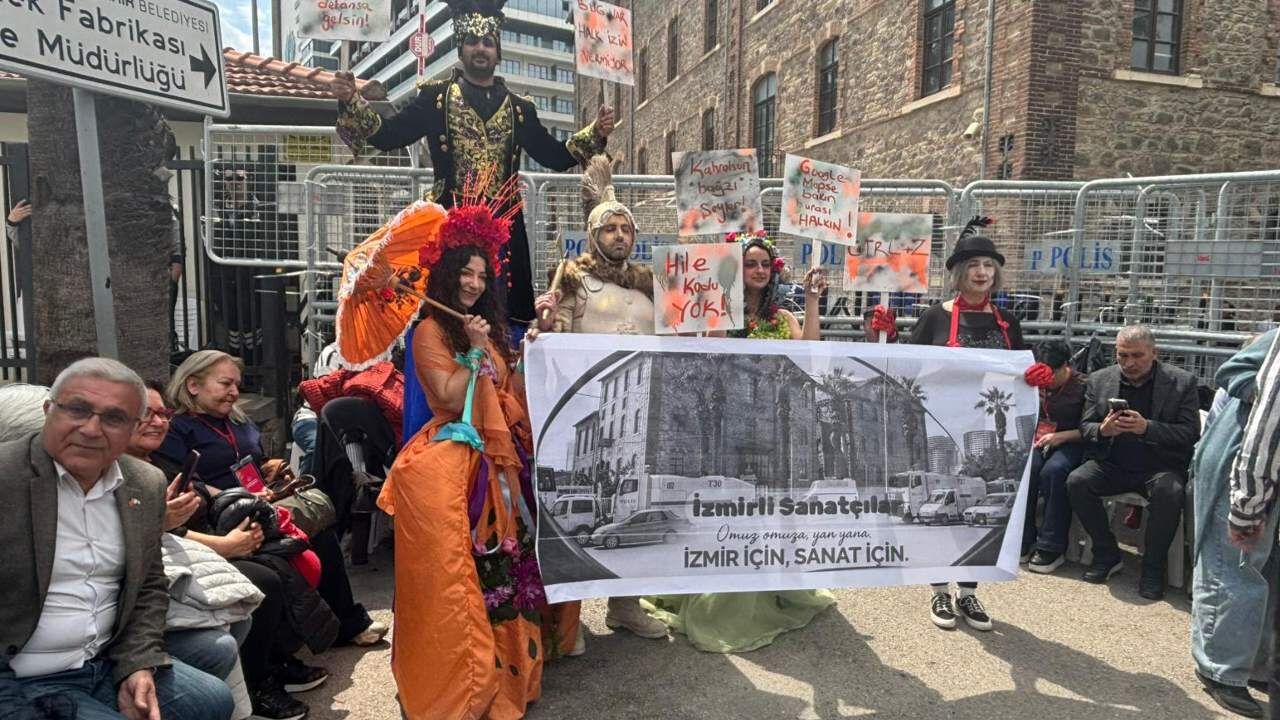 Yerel Sanatcilar Meslek Fabrikasi Onunde Basin Aciklamasi Yapti