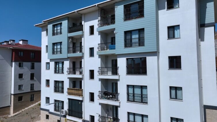 Bakan Kurum Depremzede Ailenin Yeni Yuvasindaki Bayram Sevincini Paylasti (2)
