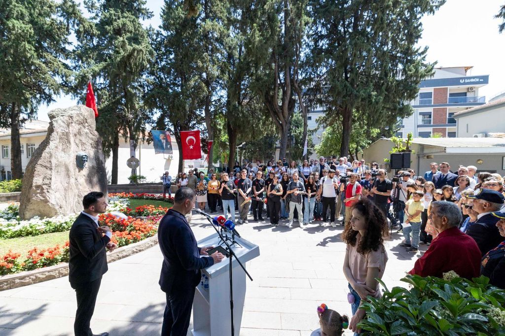 Cemil Tugay Zubeyde Anne Hepimiz Sizin Cocuklariniziz (2)