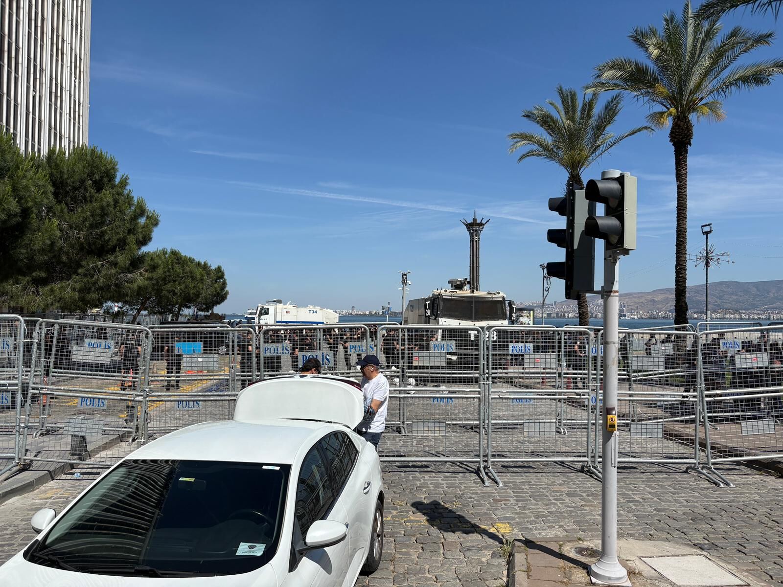Ozgur Ozelin Izmir Mitingi Oncesi Meydan Kapatildi (2)