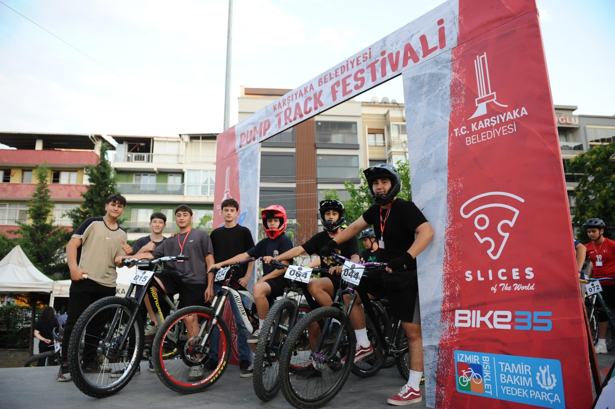 Karsiyakada Pedallar Gece Dondu Turkiyenin Ilk Pump Track Yarisi Yapildi (1)