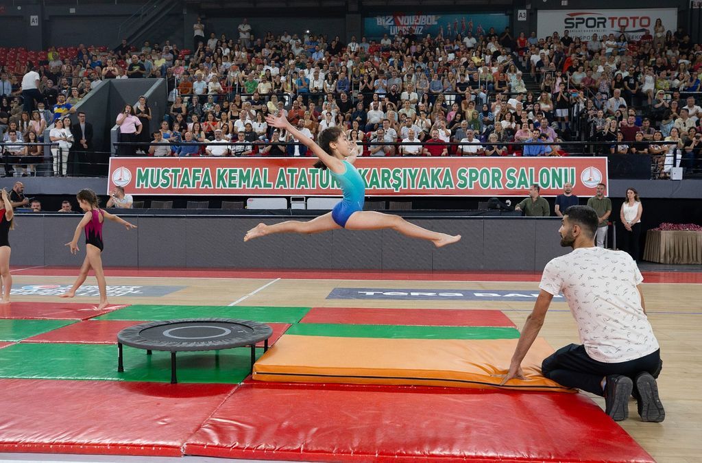 Karsiyakada Spor Soleni 3 Bin 500 Genc Sezonu Madalyayla Kapatti (1)