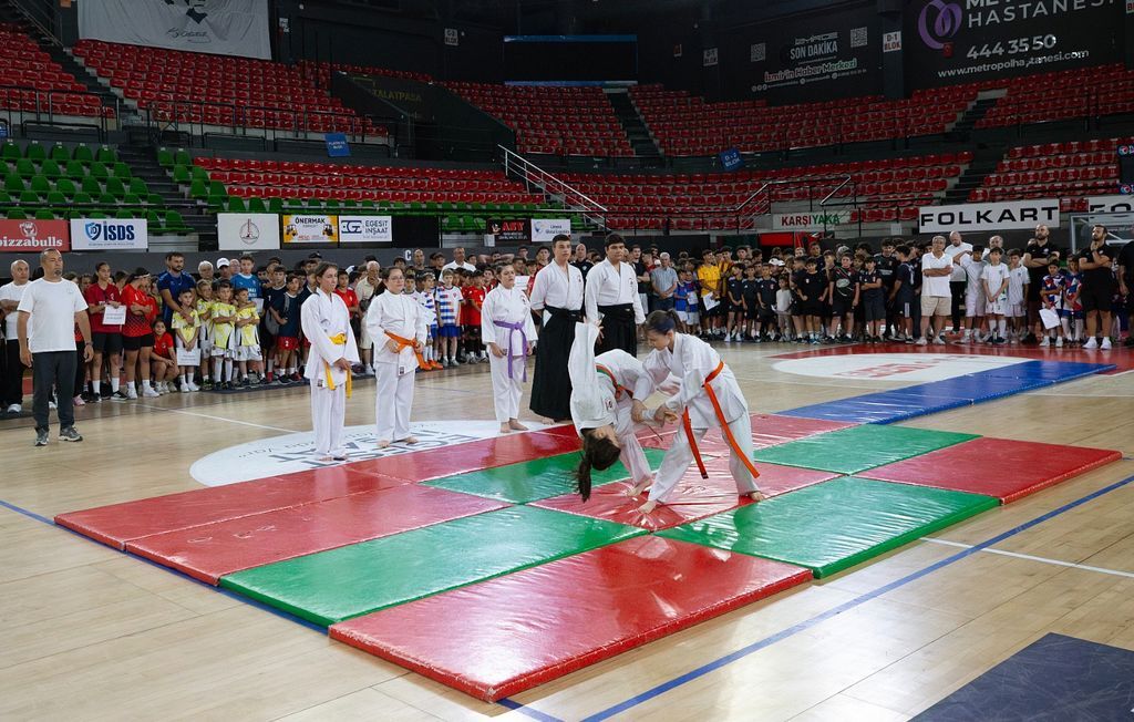 Karsiyakada Spor Soleni 3 Bin 500 Genc Sezonu Madalyayla Kapatti (4)