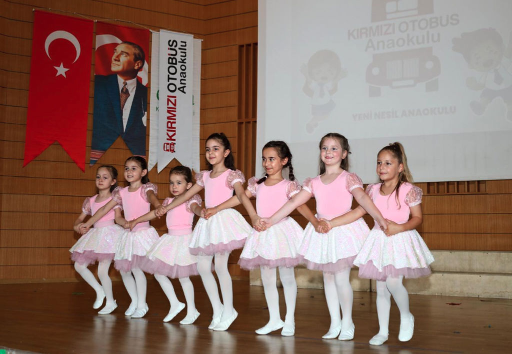 Kirmizi Otobuste Mezuniyet Coskusu Sahneye Tasindi (1)