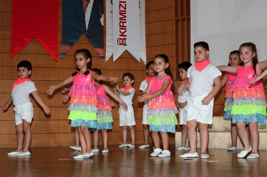 Kirmizi Otobuste Mezuniyet Coskusu Sahneye Tasindi (2)