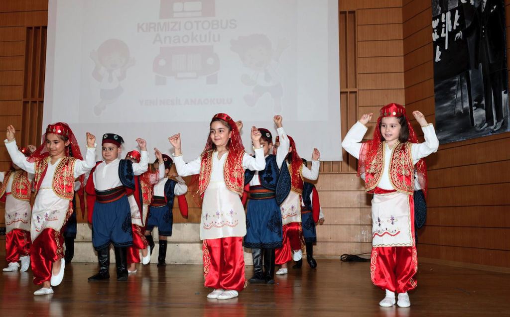 Kirmizi Otobuste Mezuniyet Coskusu Sahneye Tasindi (3)