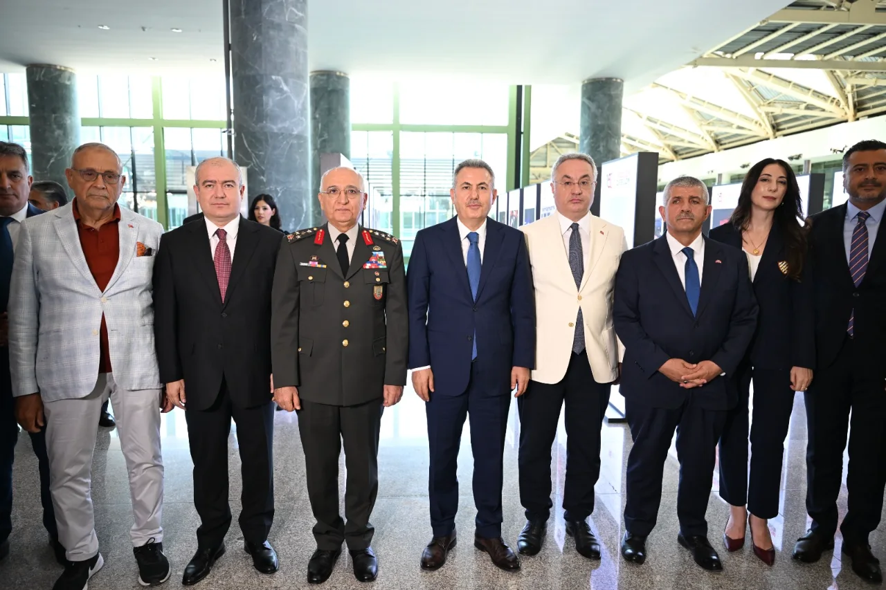 15 Temmuz Fotograf Sergisi Izmir Adnan Menderes Havalimani Yenibakishaber (2)