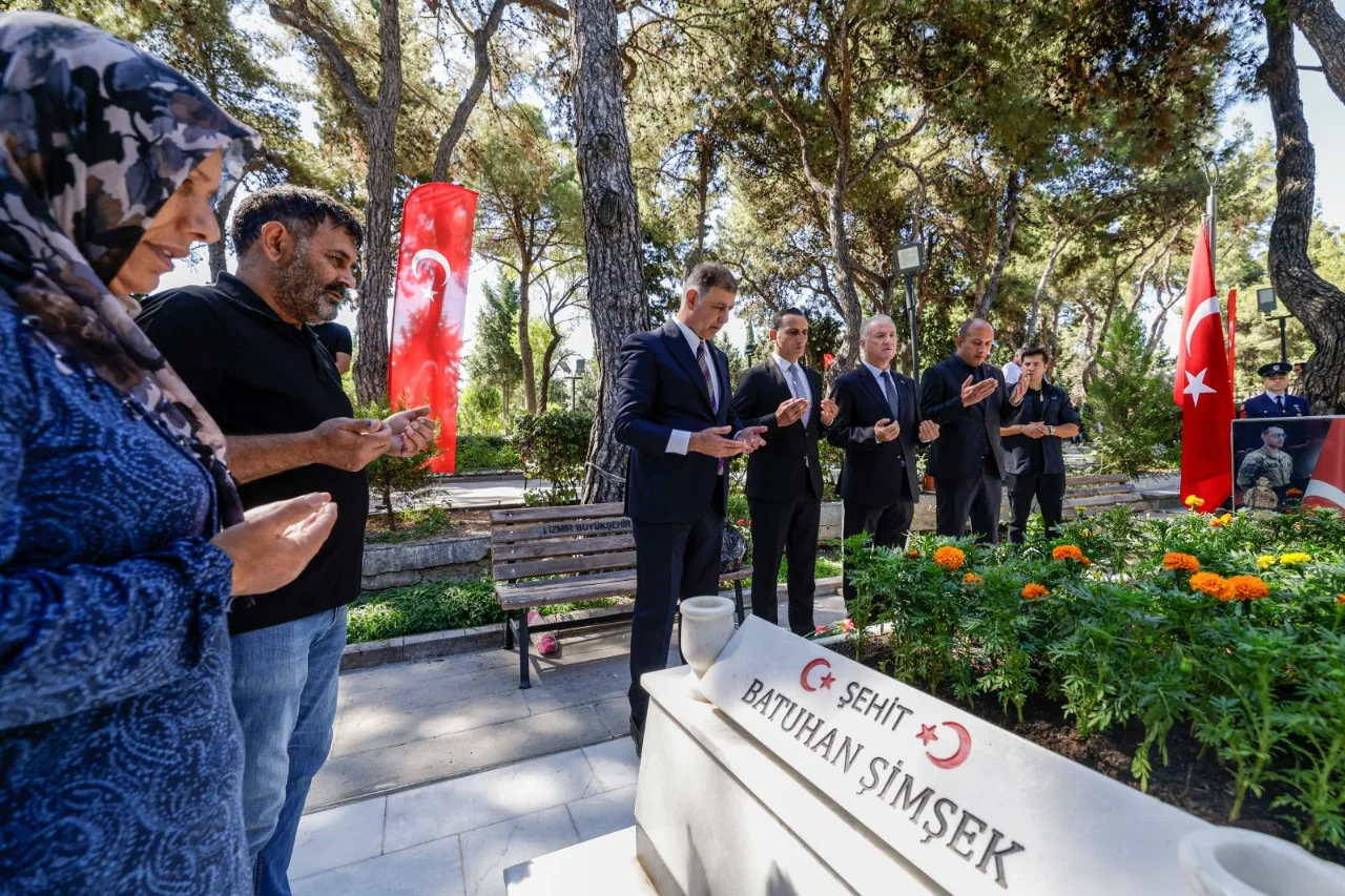 15 Temmuz Sehitleri Kadifekale Hava Sehitligi Nde Anildi Yenibakishaber