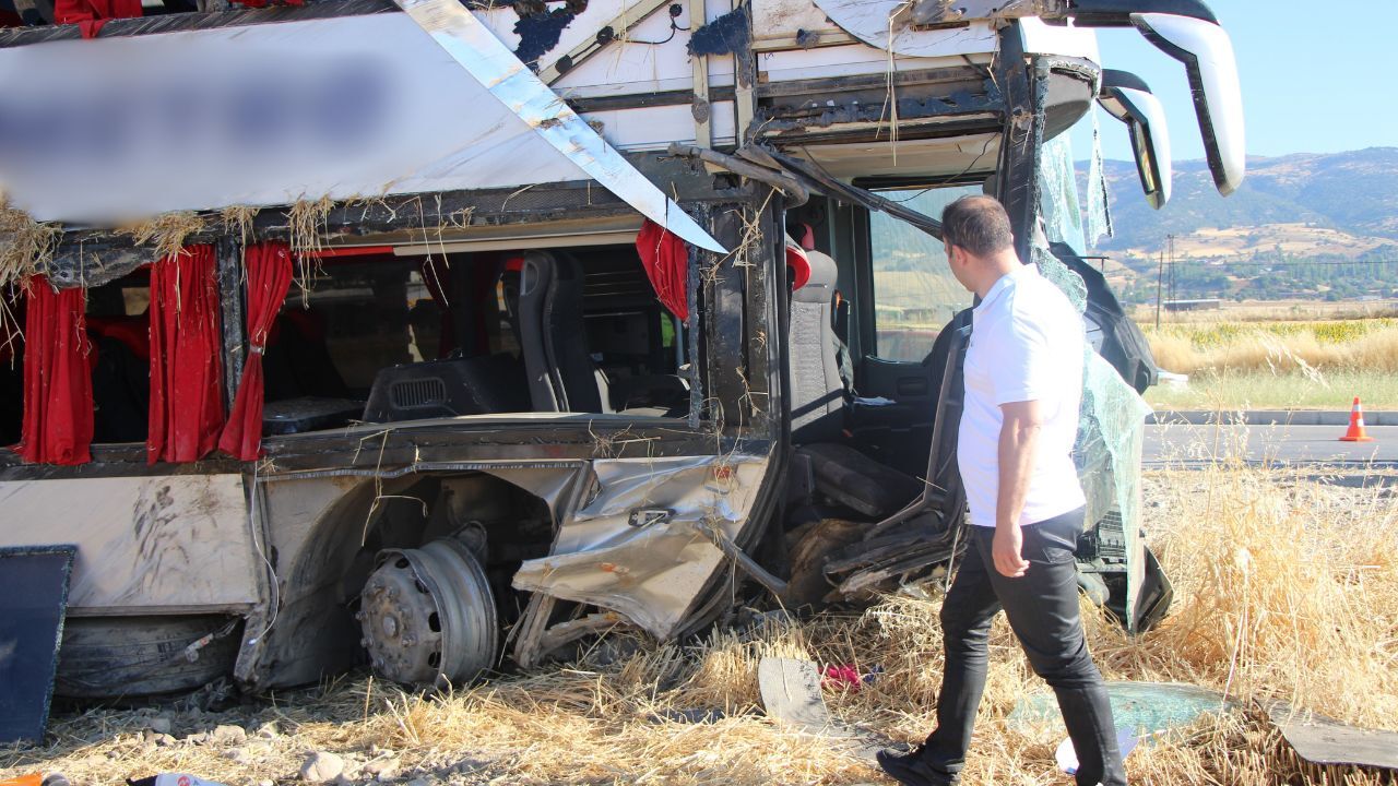 Amasya’da Yolcu Otobüsü Şarampole Devrildi 2