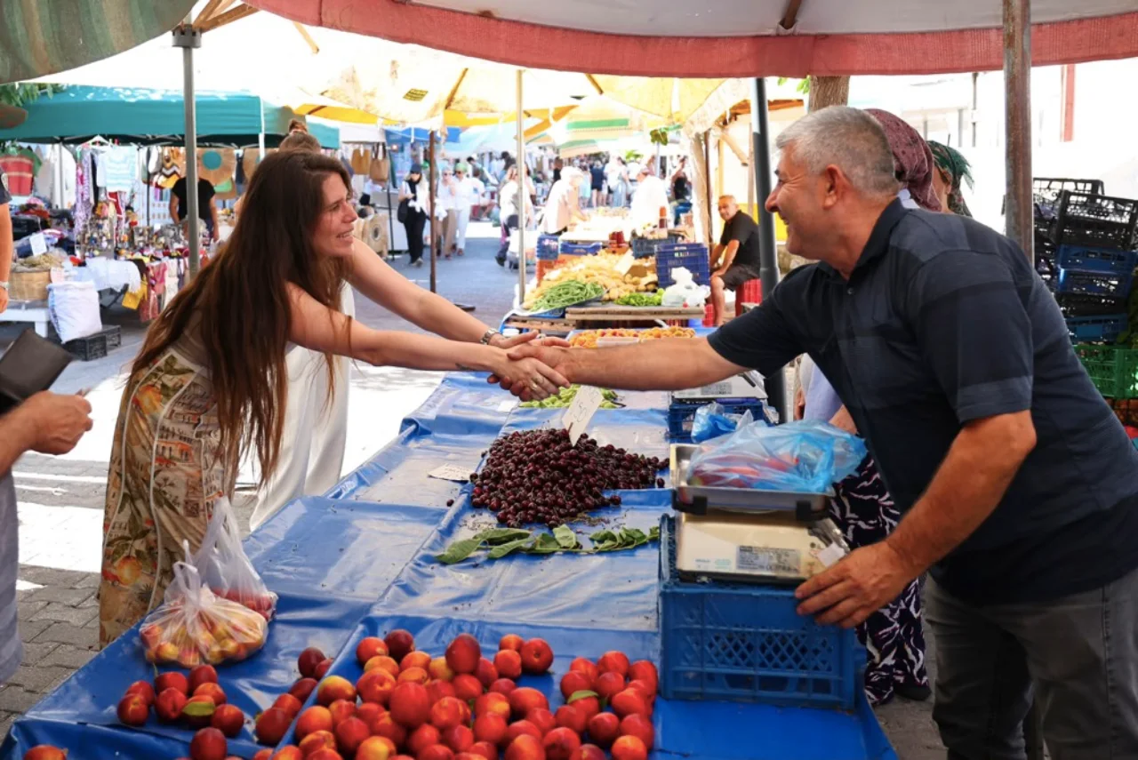 Baskan Lal Denizli Alacati Pazarinda Esnaf Ve Vatandaslarla Bulustu Yenibakishaber (1)