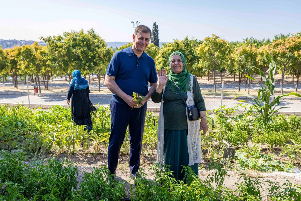Baskan Tugay Mahalle Bostanlarinda Uretici Kadinlarla Bulustu Yenibakishaber (1)