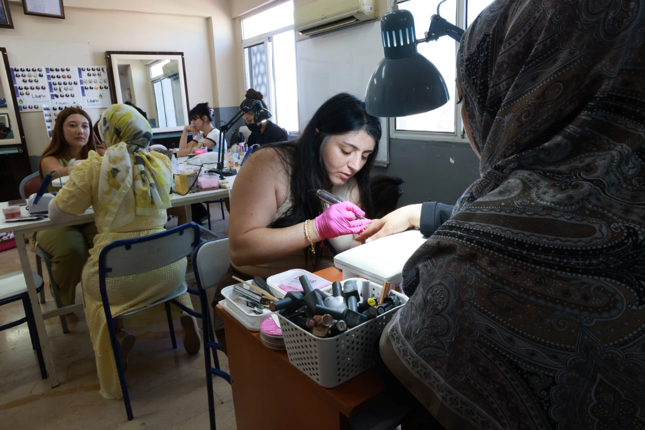 Bayraklida Ucretsiz Meslek Kurslari Kadinlara Istihdam Kapisi Aciyor Yenibakishaber