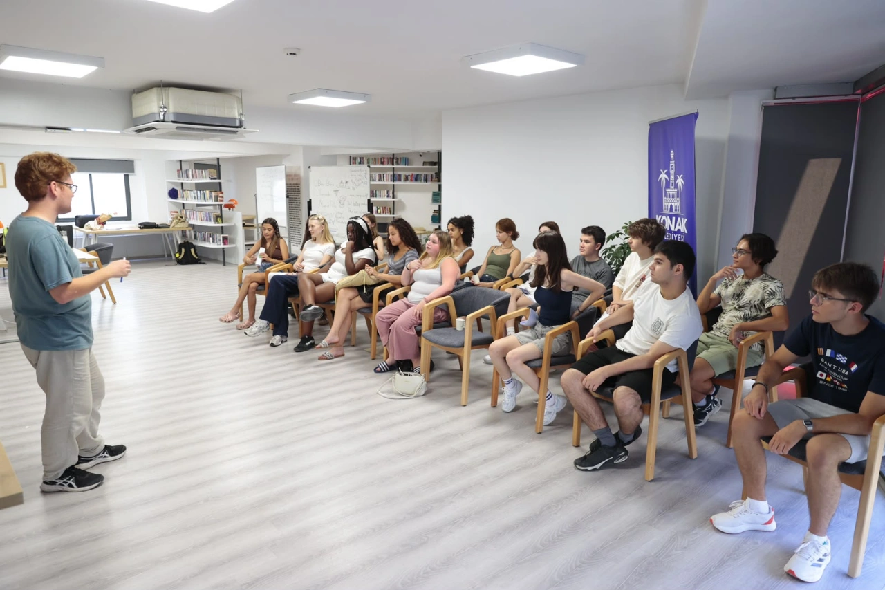 Belcikali Ve Kibrisli Gencler Konak In Genclik Merkezlerine Hayran Kaldi Yenibakishaber