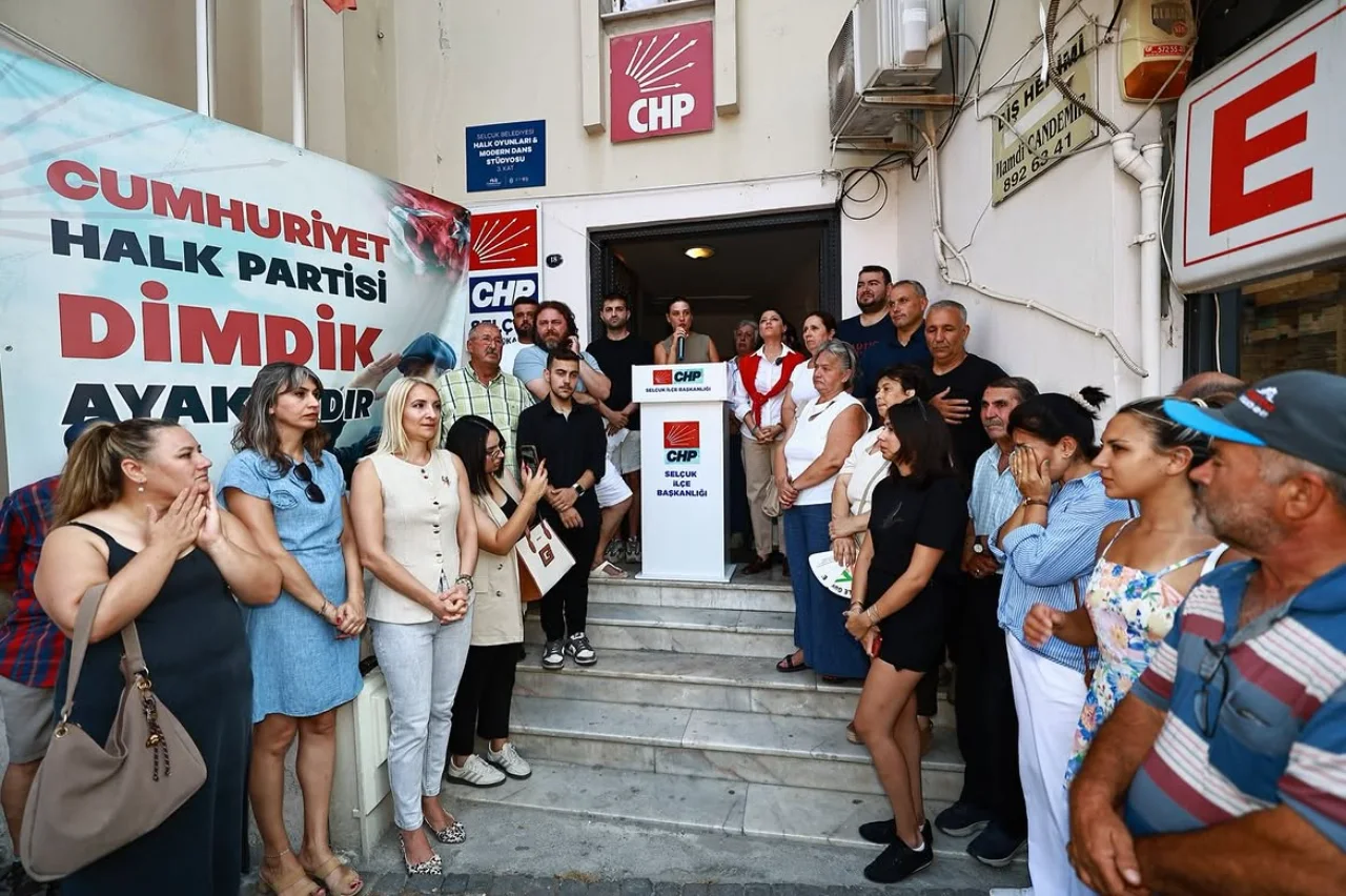 Chp Efes Selcuk Orgutunden Toplu Istifa Yenibakishaber