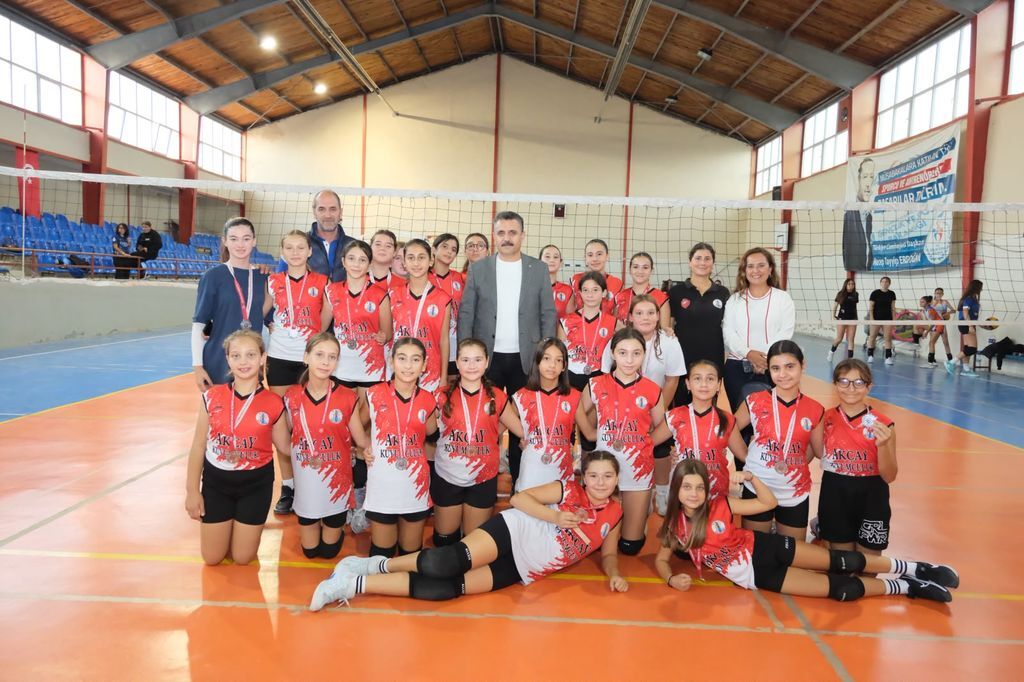 Dikilide Plaj Voleybolu Heyecani Basliyor (1)