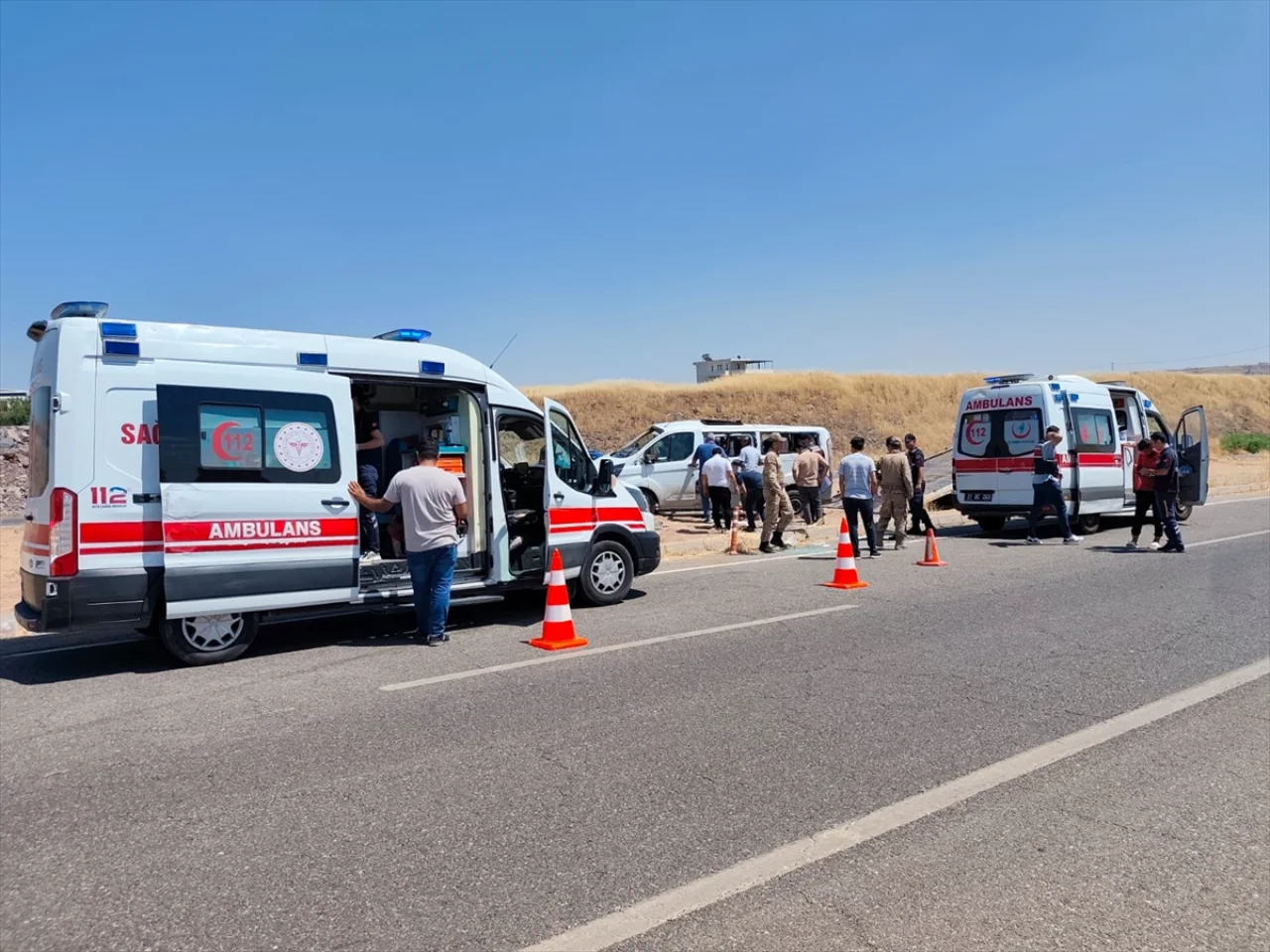 Diyarbakir Da Ogrenci Servisi Ile Otomobilin Carpistigi Kazada 19 Kisi Yaralandi Yenibakishaber (1)