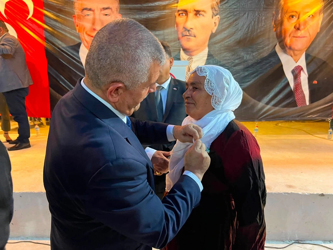 Diyarbakirlilar Mhpde Bulustu 350 Kisiye Rozet Takildi Yenibakishaber