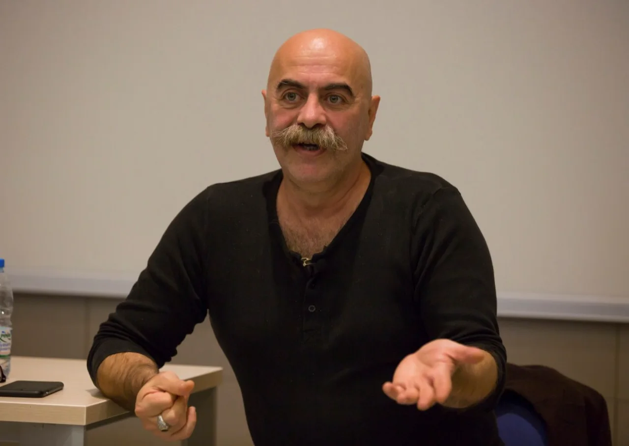 Ezel Akay Kimdir Yenibakishaber (3)