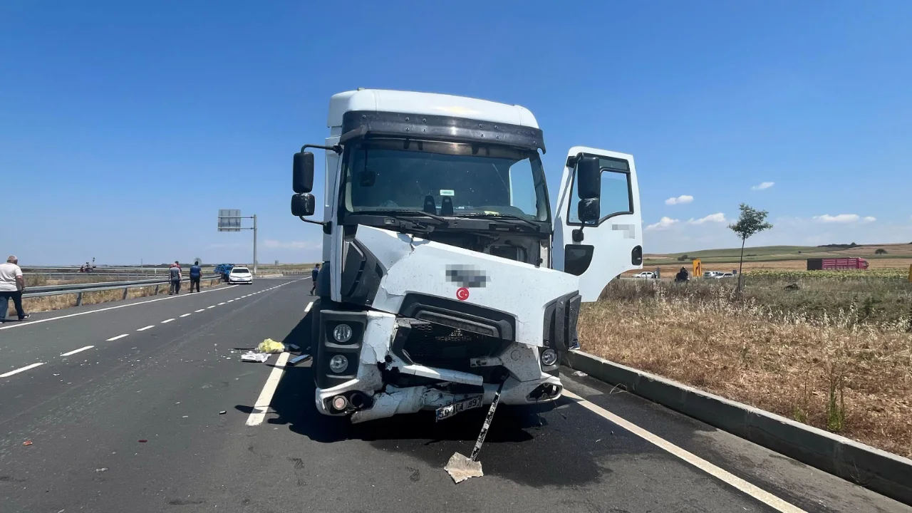Feci Kaza Kamyonla Carpisan Otomobilde 2 Olu 3 Yarali Yenibakishaber (2)