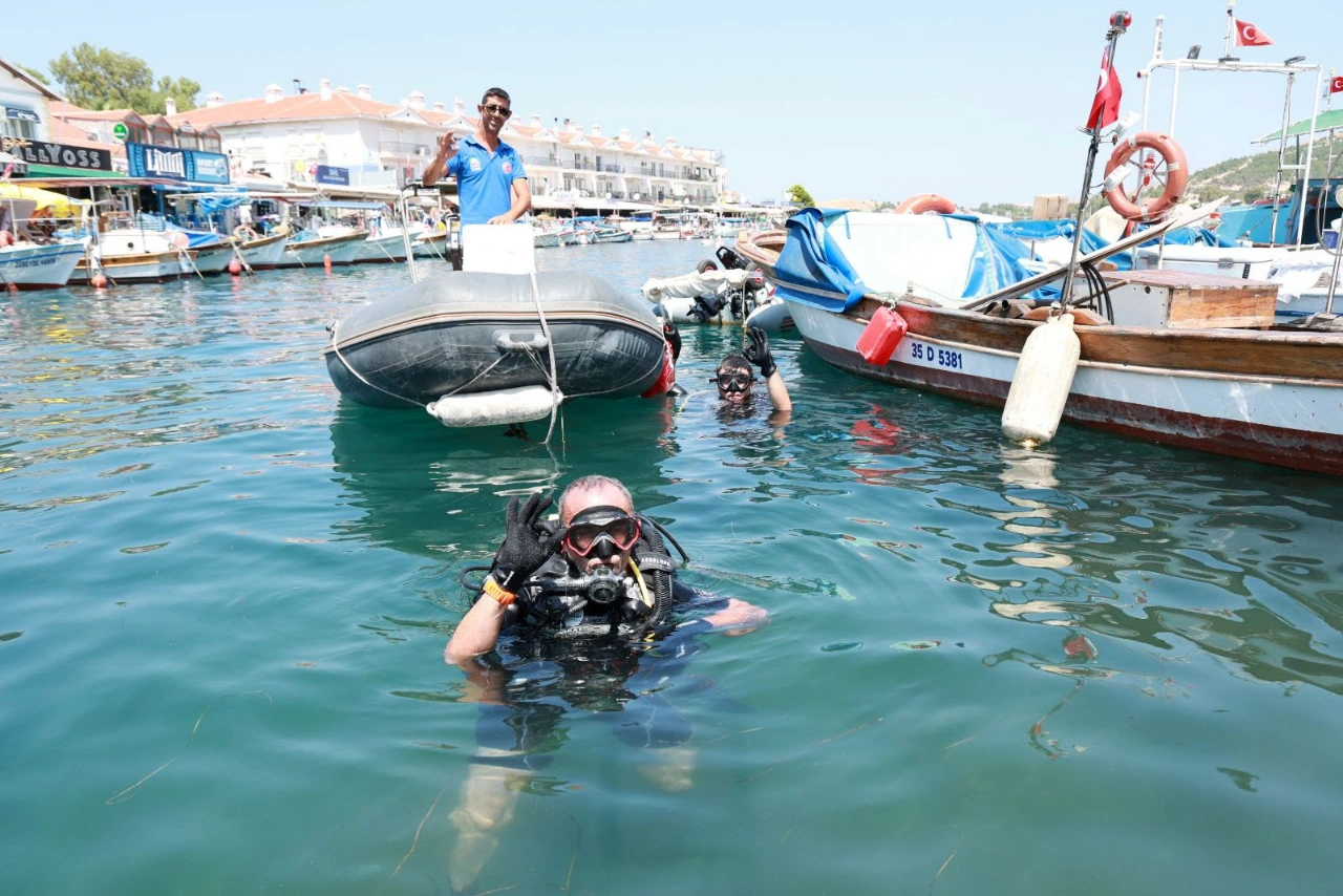 Focada Deniz Dibi Temizliginde Cikarilan Atiklar Meydanda Sergileniyor Yenibakishaber (1)