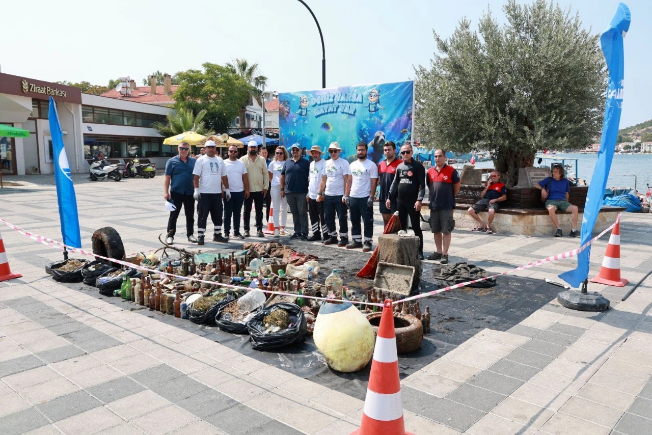 Focada Deniz Dibi Temizliginde Cikarilan Atiklar Meydanda Sergileniyor Yenibakishaber