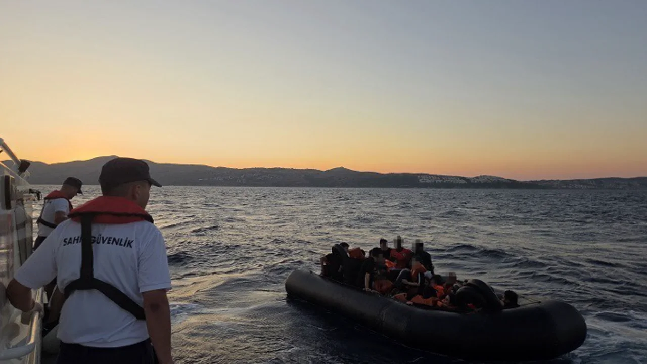 Izmir Aciklarinda Iki Ayri Operasyonda 80 Duzensiz Gocmen Yakalandi Yenibakishaber