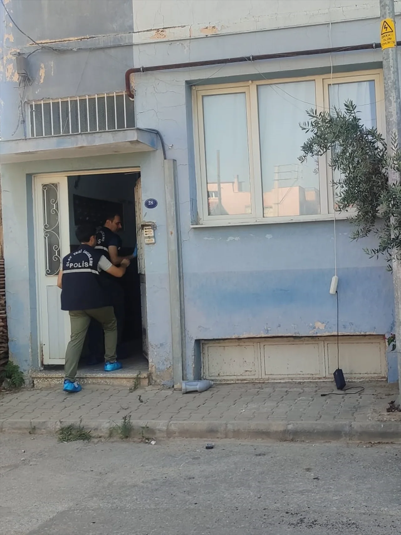 Izmir De Bir Kisi Tartistigi Arkadasini Bicakla Oldurdu Yenibakishaber (1)