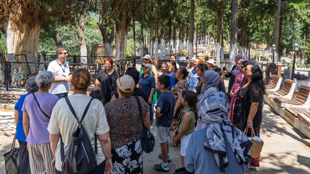 Izmir De Kultur Gezileriyle 3 Bin Vatandas Kenti Yeniden Kesfetti Yenibakishaber