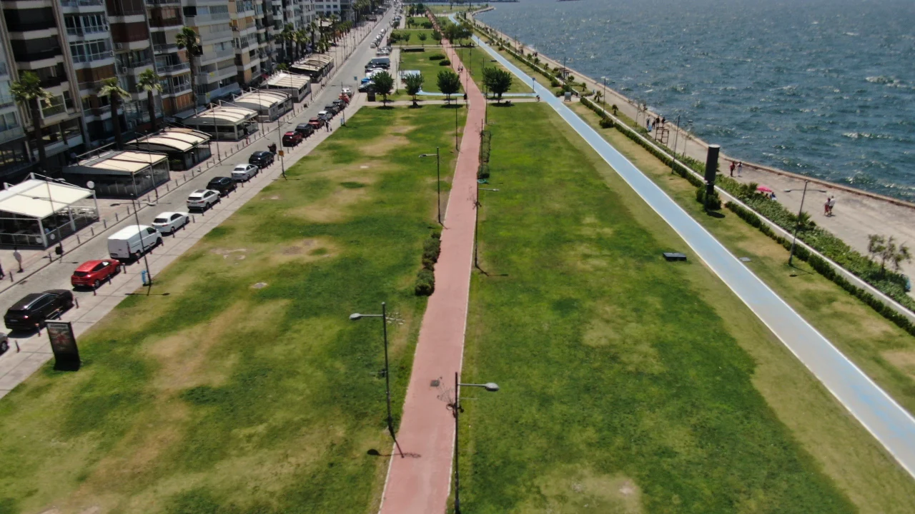 Izmir Kordonda Kavurucu Sicaklar Nedeniyle Sessizlik Hakim Yenibakishaber (1)
