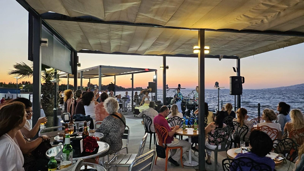 Izmir Marinada Muzik Dolu Aksamlar Yenibakishaber (1)