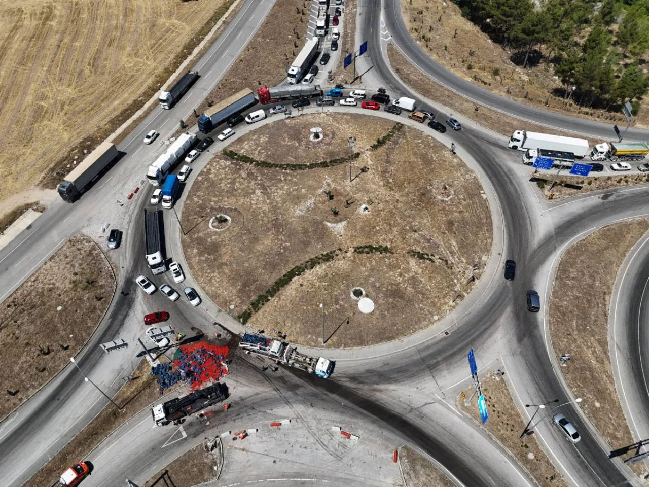 Izmir Usak Karayolu Trafige Kapandi Domates Yuklu Kamyon Cekiciden Dustu Yenibakishaber (1)