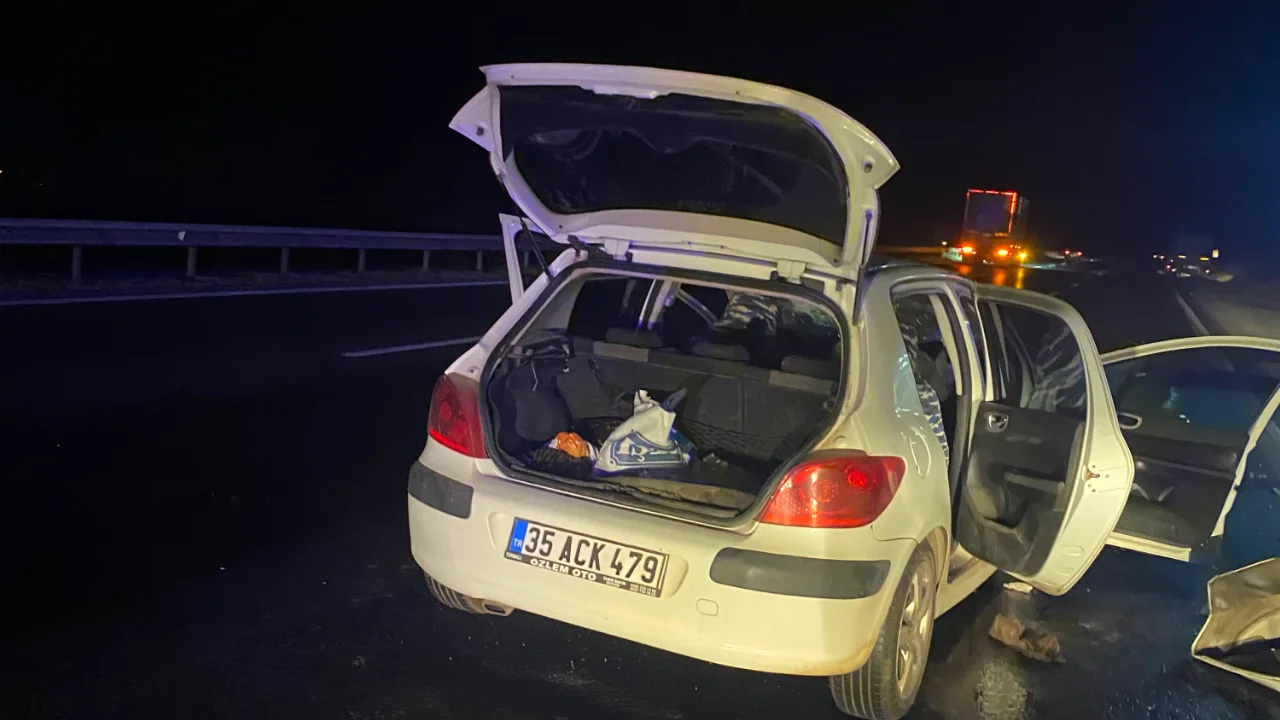 Izmirde Otoyolda Feci Kaza 1 Olu 3 Yarali Yenibakishaber (2)