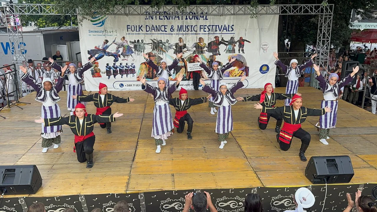 Izmirli Minik Halk Danscilari Ohrid Festte Sahne Aldi (5)