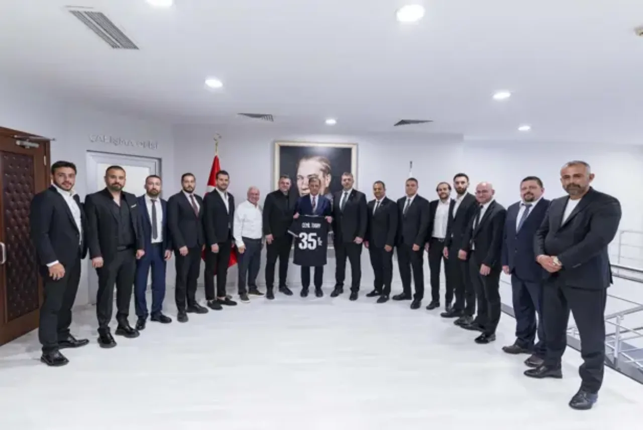 Karsiyaka Yonetiminden Cemil Tugay Ziyareti Yenibakishaber (2)
