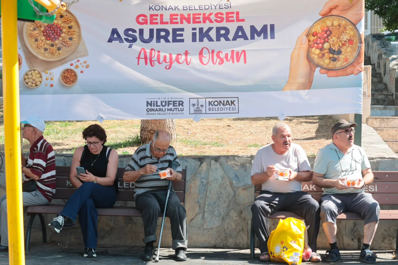 Konak Ta Asurenin Bereketi 10 Bin Kisiyle Paylasildi Yenibakishaber (1)