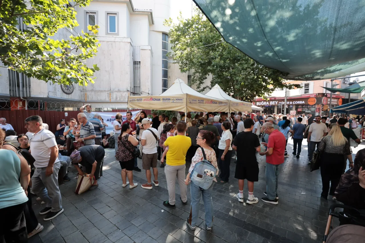 Konak Ta Asurenin Bereketi 10 Bin Kisiyle Paylasildi Yenibakishaber